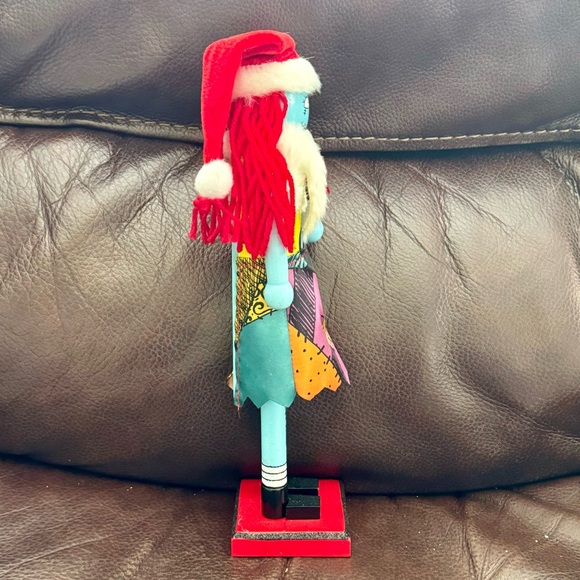 Sally in Santa Hat with Gift Wooden Nutcracker - A Nightmare Before Christmas - Picture 12 of 13